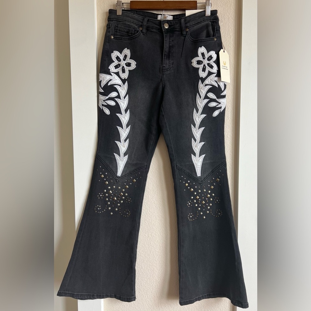 🔥✔️ Black Friday NWT Austin Landing Studded Western Mid Rise Flare Jeans Sz 9/29 - Picture 2 of 16